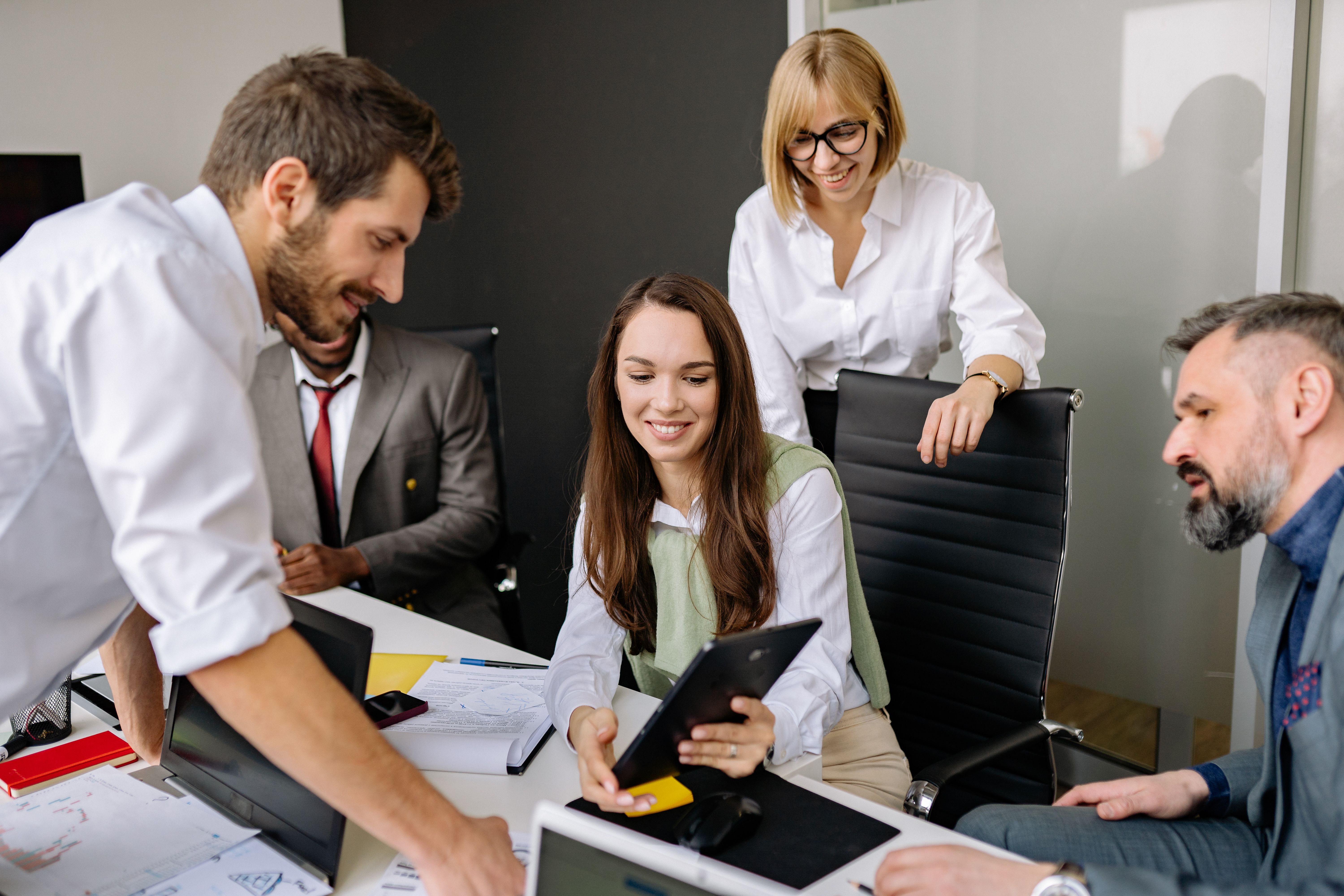 Online sales coaching session with a sales team reviewing calls and objection handling